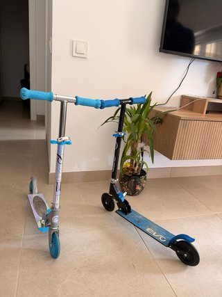 Patinete infantil azul y negro