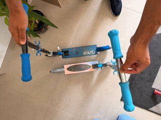 Patinete infantil azul y negro