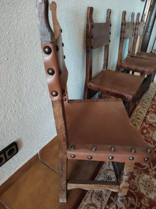 Juego de 4 Sillas de Madera y Cuero