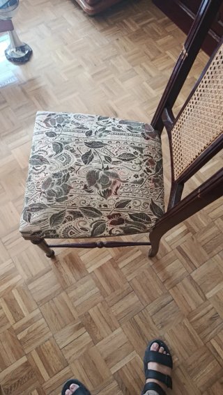 Sillas antiguas de madera y caña