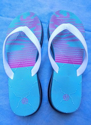 Chanclas de dedo azules y blancas