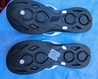 Chanclas de dedo azules y blancas