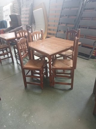 Mesa de comedor de madera