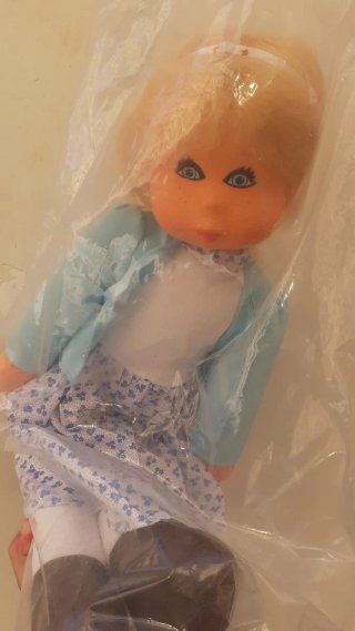 Muñeca de trapo rubia con vestido floral