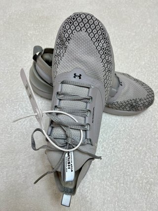 Zapatillas Under Armour grises y blancas