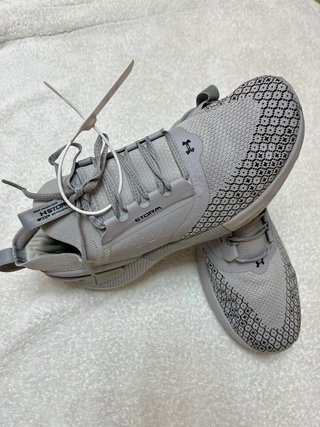Zapatillas Under Armour grises y blancas