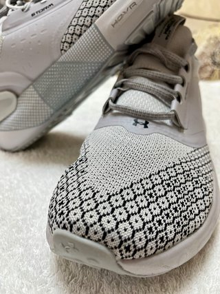 Zapatillas Under Armour grises y blancas