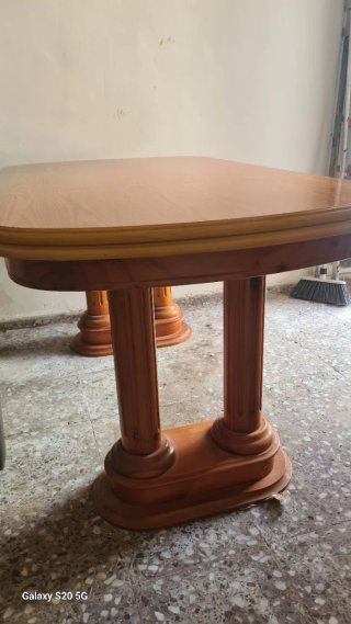 Mesa de comedor de madera ovalada con sillas