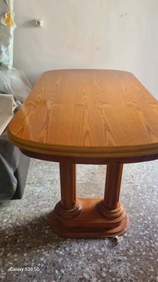 Mesa de comedor de madera ovalada con sillas