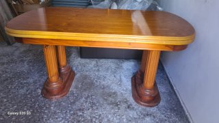 Mesa de comedor de madera ovalada con sillas