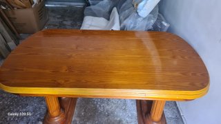 Mesa de comedor de madera ovalada con sillas