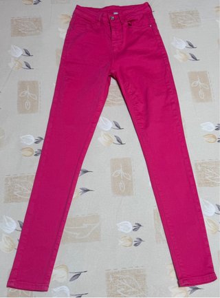 Pantalones pitillo fucsia.