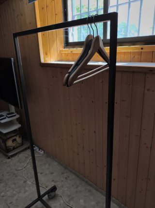 Colgador de ropa metálico negro con ruedas
