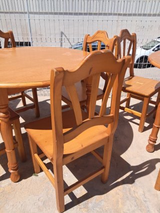 Mesa de madera con 4 sillas