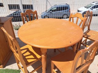 Mesa de madera con 4 sillas