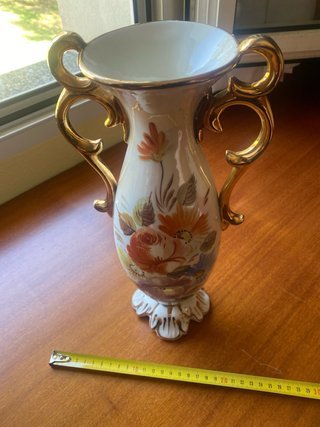 Jarrón de porcelana con asas doradas