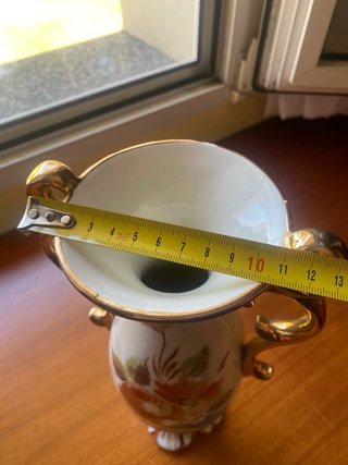 Jarrón de porcelana con asas doradas