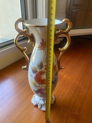 Jarrón de porcelana con asas doradas