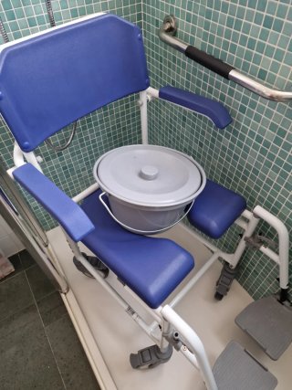 Silla de ducha con ruedas Kmina