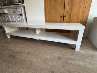 Mueble de TV blanco