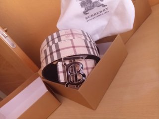 Cinturón Burberry Beige y Dorado