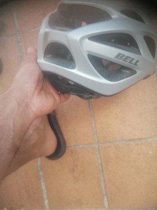 Casco de bicicleta plateado
