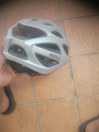 Casco de bicicleta plateado