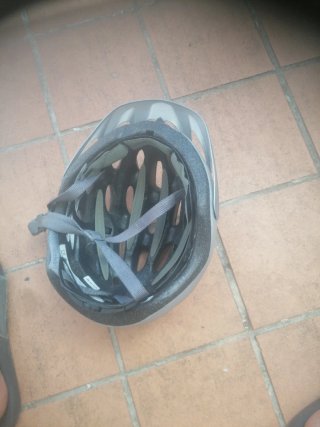 Casco de bicicleta plateado
