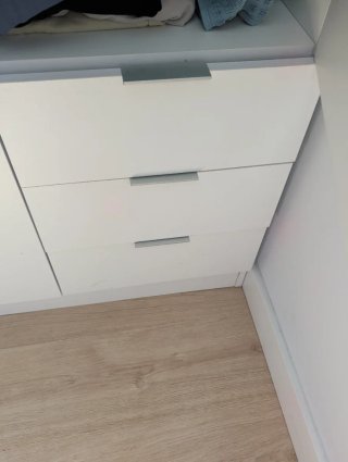 Armario blanco de madera