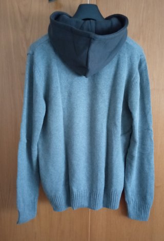 Jersey gris con capucha