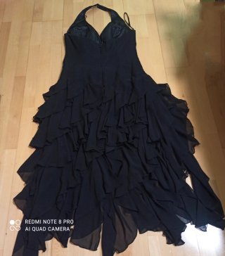 Vestido de fiesta negro con bordado y volantes.