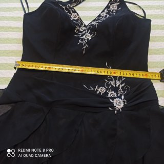 Vestido de fiesta negro con bordado y volantes.