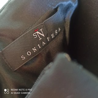 Vestido de fiesta negro con bordado y volantes.