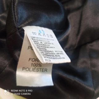 Vestido de fiesta negro con bordado y volantes.
