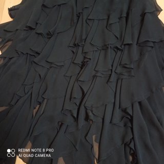 Vestido de fiesta negro con bordado y volantes.