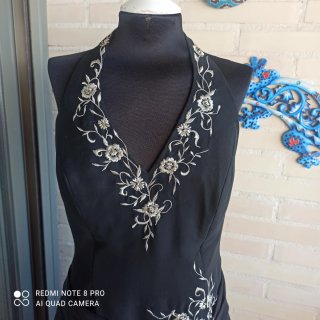 Vestido de fiesta negro con bordado y volantes.