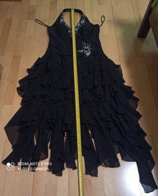 Vestido de fiesta negro con bordado y volantes.