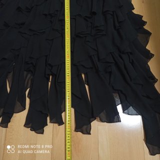 Vestido de fiesta negro con bordado y volantes.