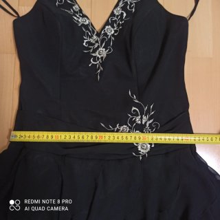 Vestido de fiesta negro con bordado y volantes.