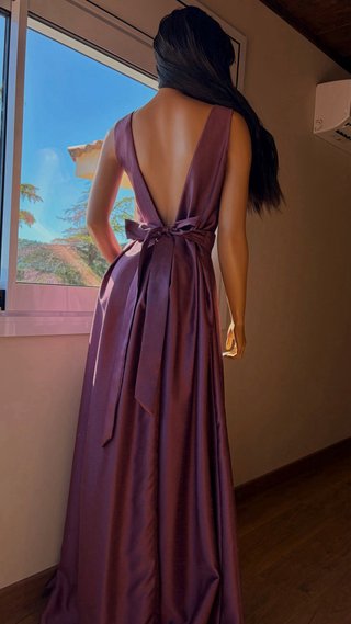 Vestido largo morado con cinturón joya