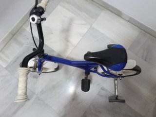 Bicicleta infantil azul con ruedines.