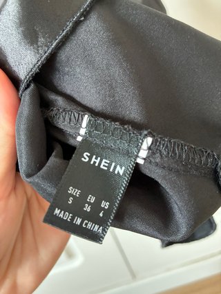 Top satén negro Shein
