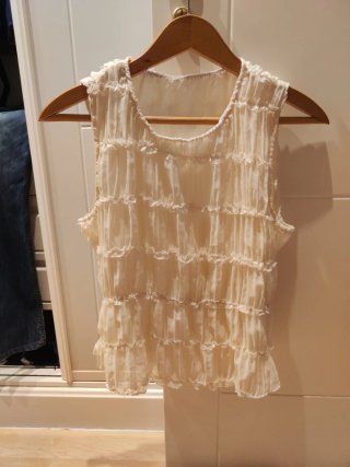 Blusa de mujer con volantes