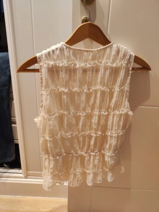 Blusa de mujer con volantes