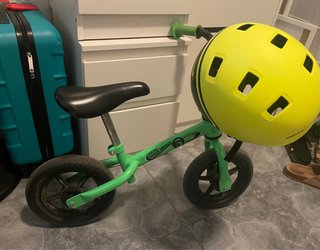 Bicicleta sin pedales verde + casco