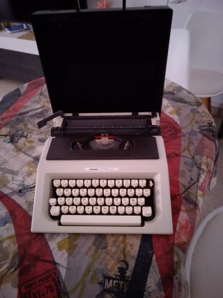 Máquina de escribir Olivetti Lettera 40