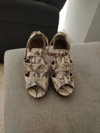 Zapatos de tacón con estampado de serpiente