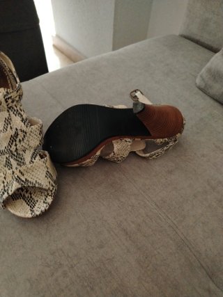 Zapatos de tacón con estampado de serpiente