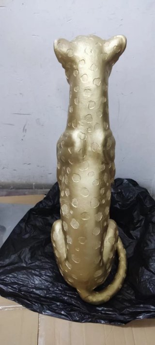 Escultura Leona Poliresina Dorada