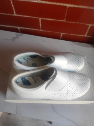 Zuecos cerrados blancos trabajo